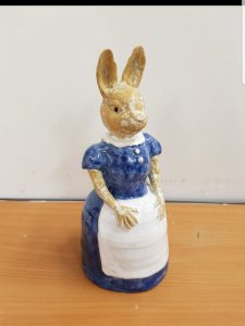 sculpture lapine habillée