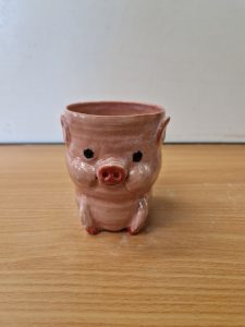 mug cochon en grès – Création artisanale unique | Poterie Adrien Couraud