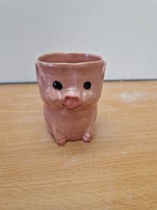 mug cochon en grès – Création artisanale unique | Poterie Adrien Couraud