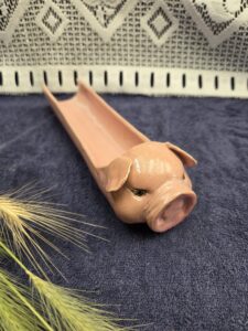 présentoir saucisson cochon en grès – Création artisanale unique | Poterie Adrien Couraud