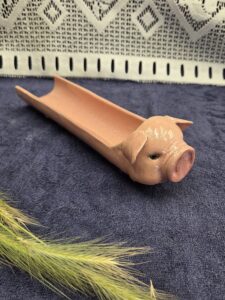 présentoir saucisson cochon en grès – Création artisanale unique | Poterie Adrien Couraud
